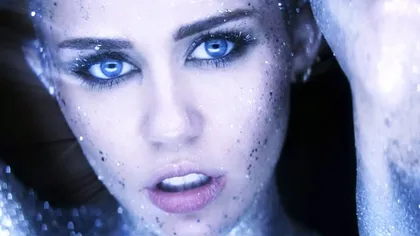 O frumuseţe COSMICĂ: Miley Cyrus, COMPLET GOALĂ şi pictată cu vopsea strălucitoare FOTO&VIDEO