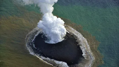 Scurgere de lavă, observată pe insula apărută brusc în largul Japoniei