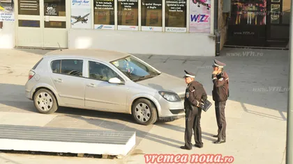 TUPEU INCREDIBIL: Un şofer a parcat pe trotuar în faţa magazinului pentru 