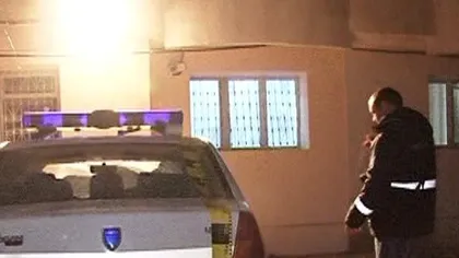 Maşină de poliţie din Iaşi, vandalizată de doi tineri beţi. Autorii au fost identificaţi VIDEO