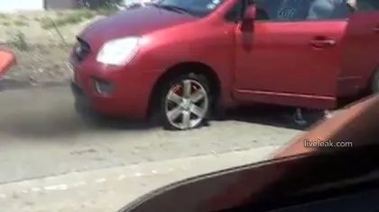 O femeie a condus maşina pe pană, cu roata în flăcări VIDEO