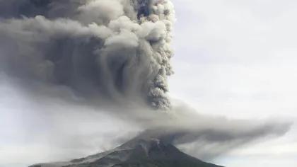 Două erupţii vulcanice spectaculoase în Indonezia: Coloanele de cenuşă se înalţă în aer FOTO