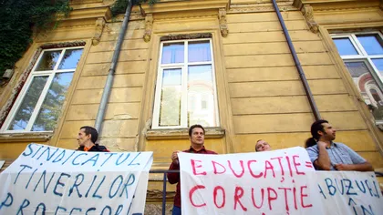 Sute de sindicalişti din Educaţie au protestat la Parlament VIDEO