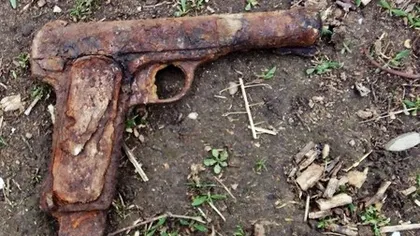 Pistol din Al Doilea Război Mondial, găsit cu glonţ în el într-un coş de gunoi stradal