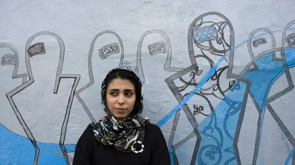 Shamsia, o tânără afgană stropită cu acid pe drumul către şcoală în 2007, a devenit profesoară