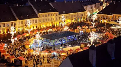 Sibiul a intrat în spiritul Crăciunului. Un brad de 22 de metri a fost amplasat în centrul oraşului VIDEO