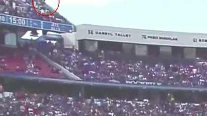 Incident SPECTACULOS la un meci de fotbal: Cum a scăpat un suporter după o căzătură groaznică VIDEO
