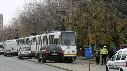Tupeu FĂRĂ LIMITE. Un şofer a blocat 10 tramvaie parcându-şi maşina pe şine FOTO