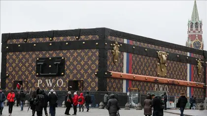 Louis Vuitton îl deranjează pe Vladimir Ilici Lenin: Ce obiect eclipsează monumentul din Piaţa Roşie VIDEO
