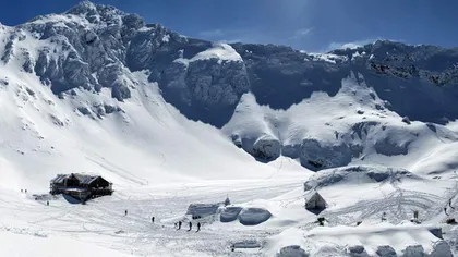 Traseele turistice din Munţii Făgăraş, închise din cauza zăpezii care depăşeşte 40 de centimetri