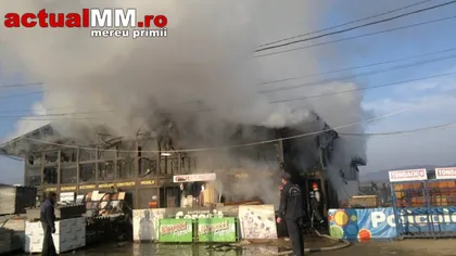 Un complex comercial din Maramureş a fost mistuit de flăcări: Un pompier este rănit FOTO