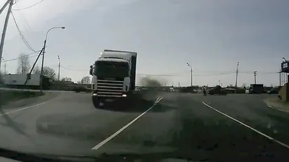 O cameră video a surprins întreg incidentul: Un şofer şi-a VĂZUT MOARTEA cu OCHII într-o intersecţie VIDEO