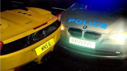Un ofiţer ghinionist a intrat cu maşina de poliţie într-un Ferrari. Imaginile fac înconjurul lumii VIDEO