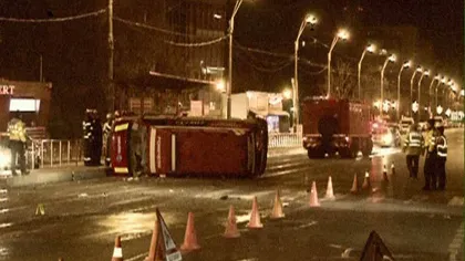 Ambulanţă SMURD răsturnată în Capitală după ce un şofer neatent a izbit-o în plin VIDEO
