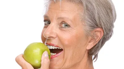 Medicii le recomandă persoanelor de peste 50 de ani să mănânce un măr pe zi. Vezi motivul