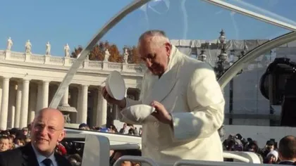Papa Francisc a făcut schimb de tichie la Vatican cu doi studenţi