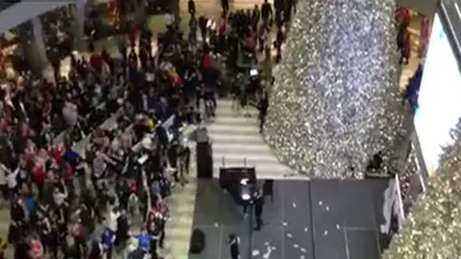 PLOAIE de BANI într-un mall din SUA: Vezi gestul SUPRINZĂTOR făcut de un american VIDEO