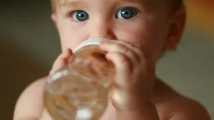 Cât de periculoasă e apa pentru bebeluşi