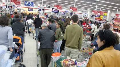 Românii s-au călcat în picioare pentru reducerile din supermarketuri, chiar în toiul nopţii