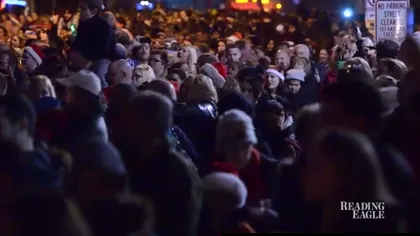 Gest emoţionant de Crăciun: Mii de oameni au cântat colinde pentru o fetiţă bolnavă de leucemie VIDEO