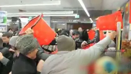 Nebunie la deschiderea unui supermarket în Dorohoi. S-au călcat în picioare pentru produse ieftine VIDEO