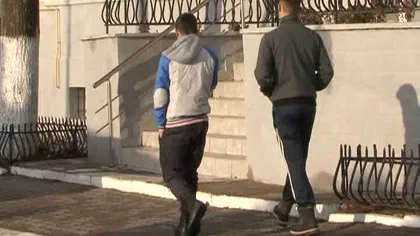 Elevi model: Au găsit un portofel plin cu bani pe stradă şi l-au predat poliţiei. Proprietarul i-a recompensat