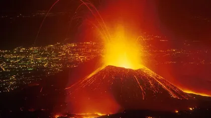 Vulcanul Etna din Sicilia a erupt din nou. Aeroportul din Catania a fost închis VIDEO