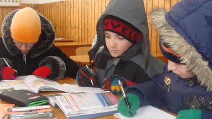 Peste 10.000 de elevi din Târgovişte îngheaţă de FRIG ÎN CLASE. Cursurile au fost SUSPENDATE