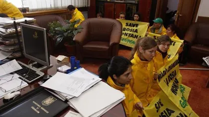 Zeci de activişti Greenpeace au protestat săpând în curtea Parlamentului şi au fost ridicaţi