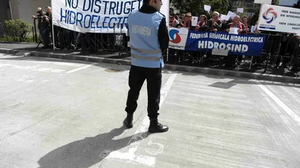 Sindicaliştii de la Hidrosind au protestat în faţa sediului Hidroelectrica