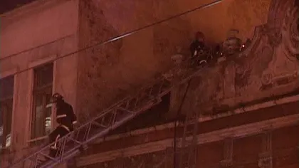 Incendiu violent în centrul Aradului. O clădire istorică a luat foc. UPDATE Doi pompieri RĂNIŢI
