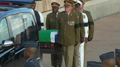 Corpul neînsufleţit al lui Nelson Mandela a fost adus la Qunu, unde va fi înmormântat duminică