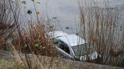 Doi bărbaţi au murit după ce maşina în care se aflau a căzut într-un pârâu