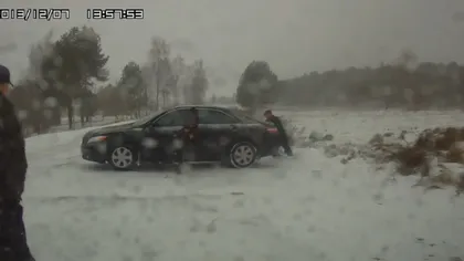 Cel mai stupid ACCIDENT AUTO pe timp de IARNĂ: Un fraier îşi distruge singur maşina VIDEO