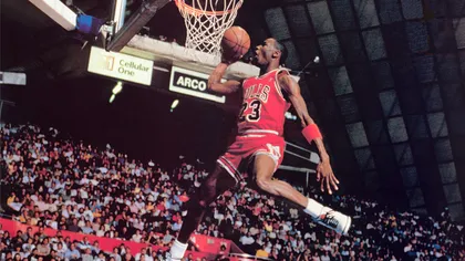 O pereche de ghete cu care a jucat Michael Jordan, vândută la licitaţie