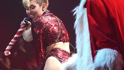 Miley a DISTRUS un personaj ÎNDRĂGIT de copii: Vezi cum îşi mişcă FUNDUL provocator în POALA lui Moş Crăciun