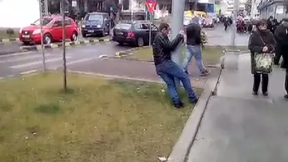 Un bărbat mort de beat a dat un spectacol grotesc în centrul oraşului Suceava VIDEO