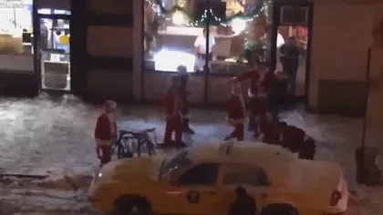 Bătaie între Moşi Crăciuni la New York VIDEO