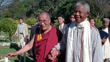 NELSON MANDELA a murit: Cel mai bun omagiu este să lucrăm pentru pace şi reconciliere, spune Dalai Lama