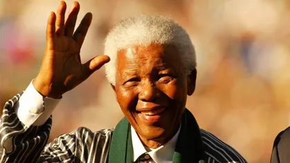 NELSON MANDELA ţine prima pagină a ziarelor în întreaga lume