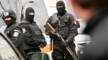 Grupare din Sibiu specializată în fraude pe internet, destructurată de poliţişti