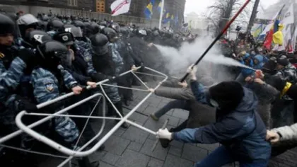 REVOLUŢIE ÎN UCRAINA: Poliţia i-a dispersat pe manifestanţii care blocau mai multe clădiri din Kiev