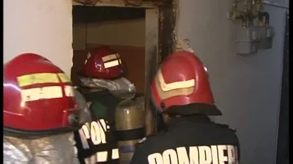 Incendiu puternic într-un bloc de locuinţe. Toţi locatarii au fost evacuaţi