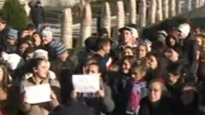 MARŞ de PROTEST al elevilor târgovişteni: Liceenii s-au dus la PRIMĂRIE să ceară CĂLDURĂ ÎN ŞCOLI VIDEO