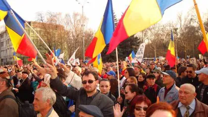 Sute de cetăţeni moldoveni mărşăluiesc pentru UNIREA cu România la Chişinău