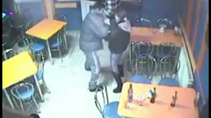 SCANDAL în cârciumă. O barmaniţă a fost bătută de o clientă beată VIDEO