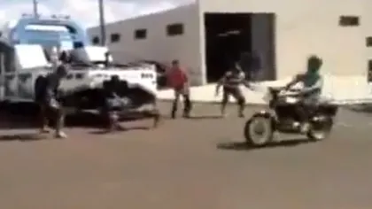 ORIBIL: Un motociclist a intrat cu gâtul într-un cablu de oţel folosit la tractarea unui CAMION VIDEO