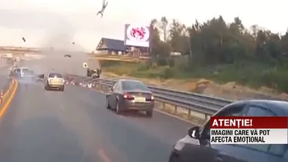 ÎNFIORĂTOR. Un şofer a fost aruncat 20 de metri în aer, în urma unui accident VIDEO