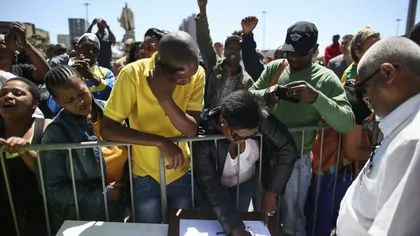 Sud-africanii au forţat barierele de poliţie pentru a-i aduce ULTIMUL OMAGIU lui Nelson Mandela