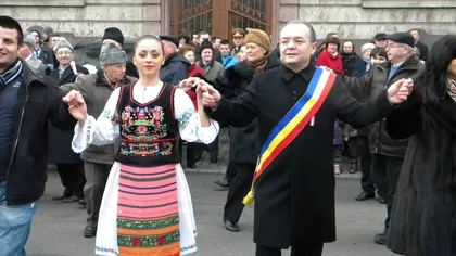 Ziua Naţională a României: Boc şi Uioreanu au dansat Hora Unirii la Cluj